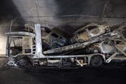 Der ausgebrannte Autotransporter im Piottino-Tunnel (Bild: Davide Agosta / Keystone (Faido, 7. August 2018))