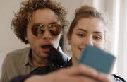 Die Geschwister Noah und Lena, gespielt von Francis Meier und Zsofia Körös.