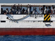 Migranten aus Afrika auf einem Schiff der spanischen Hilfsorganisation Proactiva Open Arms vor Spanien. (Bild: KEYSTONE/AP/ERIC ALONSO)