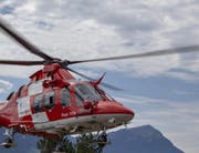 Zur Koordination des Einsatzes landete die Rega auch auf dem Landeplatz Chaltbach. (Bild: Geri Holdener/Bote der Urschweiz)