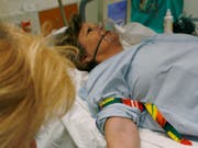 Behandelt nach einem Herzinfarkt eine Ärztin die Patientin, ist deren Überlebenschance laut einer Studie besser, als wenn ein Arzt die Behandlung vornimmt. (Bild: KEYSTONE/YOSHIKO KUSANO)