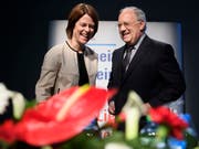 FDP-Präsidentin Petra Gössi (links) hat sich bei der Frage um die Nachfolge von Bundesrat Johann Schneider-Ammann (rechts) selber aus dem Rennen genommen. Sie verzichte auf eine Kandidatur, sagte sie in einem TV-Interview. (Bild: KEYSTONE/LAURENT GILLIERON)