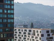 Die Gefahr, dass sich eine Immobilienblase bildet, hat abgenommen - insbesondere wegen gesunkener Preise für Eigentumswohnungen. (Bild: KEYSTONE/GAETAN BALLY)