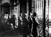 Soldaten bewachen während des Generalstreiks 1918 hinter verschlossenen Gittertürendas Bundeshaus in Bern. (Bild: KEYSTONE/PHOTOPRESS-ARCHIV RIA/Str)