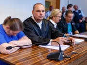 Die Mutter des missbrauchten Kindes (links) und ihr Lebenspartner warten mit ihren Anwälten auf die Urteile. (Bild: KEYSTONE/EPA/RONALD WITTEK / POOL)