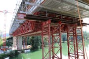 Ein grosser Teil der Arbeiten erfolgt derzeit unter der Fahrbahnkonstruktion. Ein Kernstück der Sanierung ist der Ersatz der Gerbergelenke. (Bilder: Hans Suter)