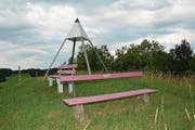 753 Meter ist die Erhöhung Kapf. Darauf befinden sich zwei Bänkli und der Triangulationspunkt im Hintergrund. (Bild: Beat Lanzendorfer)
