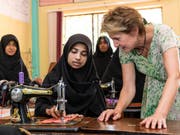 Simonetta Sommaruga besucht in Sri Lanka ein Berufsbildungsprojekt, wo Mädchen zu Schneiderinnen ausgebildet werden. (Bild: Keystone/PATRICK HUERLIMANN)