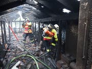 Feuerwehrleute bekämpfen die Flammen nach dem Blitzeinschlag im Dachstock eines Mehrfamilienhauses in Luzern. (Bild: Feuerwehr Stadt Luzern)