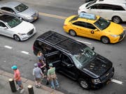Auf New Yorks Strassen buhlen derzeit über 80'000 Taxis und Fahrdienste um Gäste. (Bild: KEYSTONE/AP/MARY ALTAFFER)