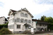 Empfängt derzeit und wohl auch künftig keine Gäste mehr: Das Restaurant Hirschen am westlichen Dorfeingang Schwarzenbachs. (Bild: Philipp Stutz)