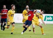 Die Partie ist eine enge Angelegenheit – schliesslich setzt sich der SC Cham (Célien Wicht, links) gegen Münsingen (Maximilan Dreier) durch. (Bild: Stefan Kaiser (Zug, 08. August 2018))