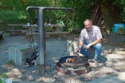 Othmar Schmid grilliert gerne an der Feuerstelle Strohwilen. Auch eine schwarz-weisse Katze lässt sich dort häufig blicken. (Bild: Mario Testa)