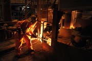 Ein Mitarbeiter entnimmt beim Pfannenofen eine Probe (Bild: Pius Amrein (Emmenbrücke, 27. April 2010)