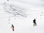 Auf über 3400 Metern lädt der Theodul-Gletscher in Zermatt VS auch mitten im Sommer zum Skifahren und Snowboarden ein. Auch die Sommerskisportdestination Saas Fee berichtet über regen Zulauf. (Bild: KEYSTONE/DOMINIC STEINMANN)