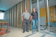Im Haus Espen in Engelberg wird gebaut: Bauherr Josef Infanger und Architektin Petra Engelberger zwischen zwei Zimmern. (Bilder: Corinne Glanzmann (Engelberg, 7. August 2018))