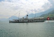 Der Raddampfer Stadt Luzern verlässt den Hafen von Buochs. (Bild: Oliver Mattmann)