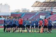 Musste das Training auf dem Nebenplatz austragen: der FC Luzern mit Trainer René Weiler (Mitte mit Ball). (Bild: Martin Meienberg/Freshfocus (Piräus, 8. August 2018))