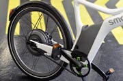Die E-Bikefahrerin ist auf der Unfallstelle verstorben. (Symbolbild: Keystone)