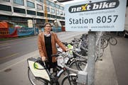 Die damalige Luzerner Stadträtin Ursula Stämmer (SP) bei der Einführung von Nextbike in Luzern. (Bild: Manuela Jans-Koch, 6. Mai 2010)