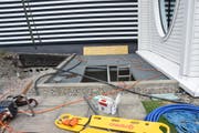 Ein Bauarbeiter fiel 4,8 Meter in die Tiefe. (Bild: Kapo SG)