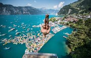 Matthias Appenzeller stürzt sich in die Tiefe (Bild: Romina Amato / Red Bull)