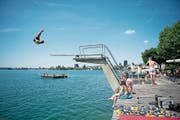 Der Sprungturm in der Badi Seeliken musste inzwischen aufgrund des (zu) tiefen Wasserspiegels gesperrt werden. (Bild: Maria Schmid (Zug, 12. Juli 2018))