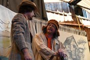 Falk Döhler und Jan Opderbeck spielen mehrere Rollen. (Bild: Rita Kohn)