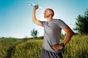 Abkühlungen und Extra-Trinkpausen sind bei über 30 Grad ein Muss. (Bild: Getty)