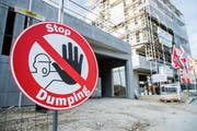 Die Gewerkschaften wollen mit allen Mitteln Dumpinglöhne verhindern – nicht nur auf Baustellen. (Bild: Christian Merz/Keystone)