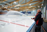 Eismeister Erwin Fassbind bereitet das Eis in der EVZ-Trainingshalle vor. (Bild: Stefan Kaiser (Zug, 7. August 2018))