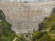 Dahinter liegt die saisonal normale Wassermenge: Die Staumauer des Grimselsees. (Bild: KEYSTONE/PETER KLAUNZER)