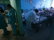 Rund 50 Dorfbewohner wurden nach dem Traueressen in ein Spital gebracht. (Bild: KEYSTONE/AP/Dado Galdieri)