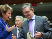 EU-Sicherheitskommissar Julian King im Gespräch mit Bundesrätin Simonetta Sommaruga. (Bild: KEYSTONE/EPA/OLIVIER HOSLET)