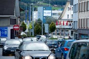 Zu Stosszeiten stauen sich die Autos in Hochdorf regelmässig. (Bild: Dominik Wunderli, 21. Oktober 2014)