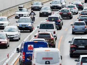 Stau auf der A1 auf der Nordumfahrung Zürich - diese gehört zu den am stärksten befahrenen Strassenabschnitten der Schweiz und ist chronisch überlastet. (Bild: Keystone/MICHAEL BUHOLZER)