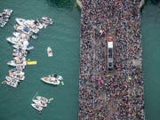An der Street Parade stösst das Handy-Netz oft an seine Grenzen. Die Zürcher Stadtpolizei testet deshalb eine priorisierende Verbindung für Blaulichtorganisationen. (Bild: KEYSTONE/CHRISTIAN MERZ)