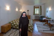 Schwester Maria Nicola Schmucki zeigt eines von sieben Zimmern, die das Stadtluzerner Frauenkloster St. Anna auf dem Gerlisberg für Gäste bereitstellt. (Bild: Pius Amrein, 30. Juli 2018)