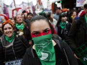 Abtreibungsbefürworterinnen vor dem Parlament in Buenos Aires. (Bild: KEYSTONE/EPA EFE/DAVID FERNANDEZ)