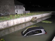 Kein Durchkommen beim Schlossgraben in Pfäffikon: Autofahrer landet im Wasser. (Bild: Kantonspolizei Schwyz)
