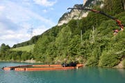 Am 9. Juli ist am frühen Morgen ein Auto von der Brünigstrasse abgekommen und in den Lungerersee gestürzt. Der Lenker (41) konnte nur noch tot geborgen werden. (Bild: Kantonspolizei Obwalden)