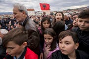 Ethnische Albaner begrüssen im serbischen Trnovac den albanischen Ex-Präsidenten Bujar Nishani. (Bild: Valdrin Xhemaj/EPA; 7. März 2017)
