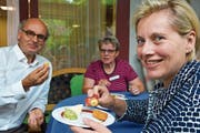 Auf der geschützten Wohngruppe: Zentrumsleiter Bernhard Liepelt, Brigitte Röösli (Leiterin Pflege Häuser Ergaten/Talbach) und Stadträtin Elsbeth Aepli lassen sich das Fingerfood schmecken, das für Menschen mit Demenz konzipiert worden ist. (Bild: Mathias Frei)