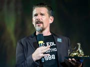 Der US-Schauspieler Ethan Hawke bedankt sich am 71. Filmfestival von Locarno für den «Excellence Award». (Bild: KEYSTONE/ALEXANDRA WEY)