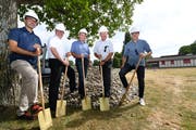 Mikio Carrasco von Roos Architekten, Schulpräsident Christoph Kohler, Stadtrat Stefan Koster, Stadtpräsident Martin Salvisberg und Projektleiter Marco Schawalder von Raumwerk können endlich den Spatenstich für das Garderobengebäude auf dem Tellenfeld vornehmen. (Bild: Manuel Nagel)