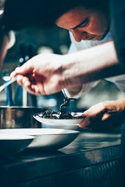 Gastronomiebetriebe sind von der neuen Stellenmeldepflicht besonders betroffen. (Bild: Getty)