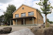 Die alte Turnhalle ist gemäss Schulpräsident Heinz Leuenberger schon länger sanierungsbedürftig. (Bild: Hannelore Bruderer)