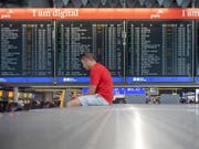 Nach einer Evakuierung von Teilen des Flughafens Frankfurt am Vortag erwarten die Betreiber auch am Mittwoch noch Flugausfälle und Verspätungen. (Bild: KEYSTONE/EPA/THORSTEN WAGNER)