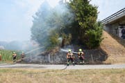 Die Feuerwehrleute brachten den Brand rasch unter Kontrolle. (Bild: Kapo SG)