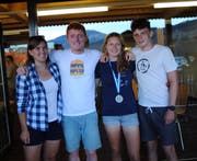 In Buochs wurde Hannah Müller empfangen. Sie hat an der Kanu-EM die Bronzemedaille geholt - im Bild von links: Trainerin Annalena Kuttenberger mit Linus Bolzern, Hannah Müller und Jonah Müller. (Bild: Rosmarie Berlinger, Buochs, 7. August 2018)